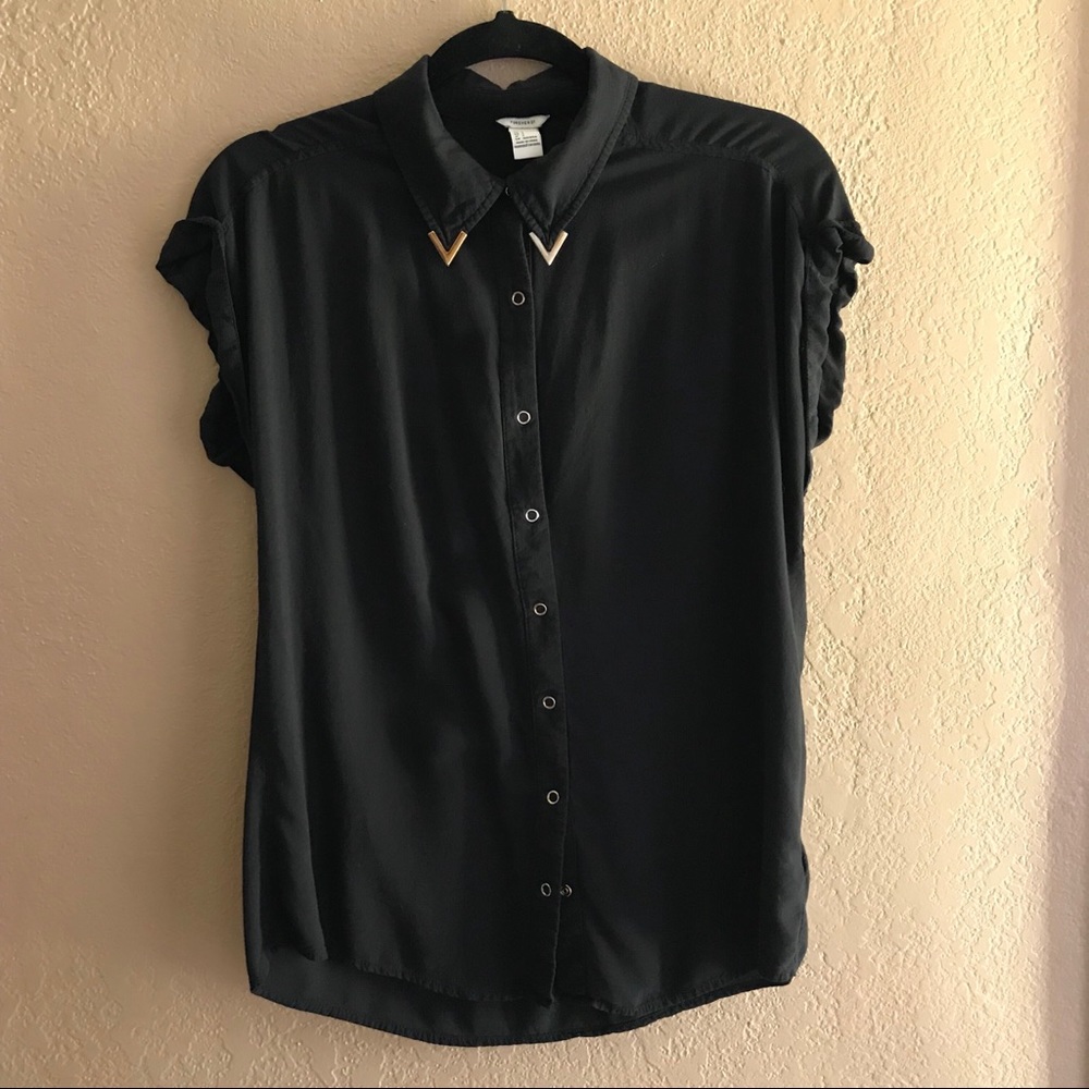 Sleeveless button down with gold pieces